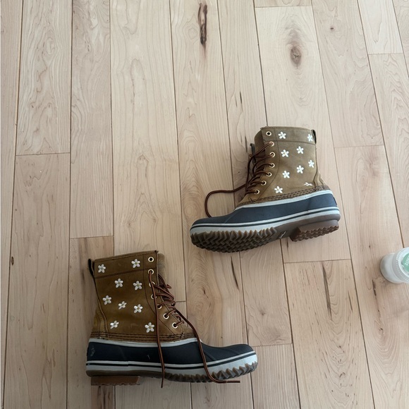 Eddie Bauer x THE GREAT Daisy Embroidered Duck Boots - Picture 5 of 8